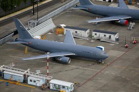 KC-46A是美国空军装备的最新型加油机。图为2022年6月1日，KC-46空中加油机停在西雅图金县国际机场。（路透社）
