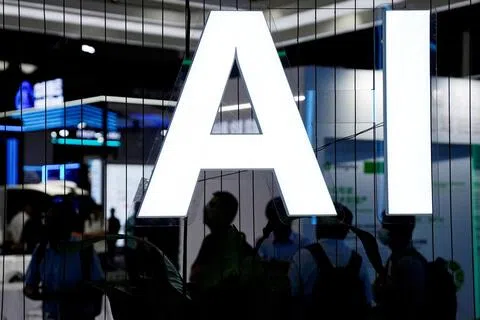 随着中国人工智能（AI）模型加速普及，大模型厂商开始集体把订阅服务搬上电商货架，希望跳出原有的开发者圈层，进一步触达个人创作者、学生和更多普通消费者。图为2023年7月6日，中国上海举行的世界人工智能大会现场可见一个AI标志。（路透社档案照片）
