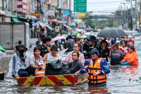 泰国首都曼谷遭遇洪灾，民众星期天（9月27日）利用小船划过淹水地区。（路透社）