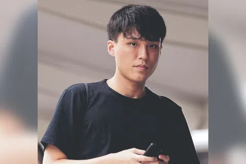被告梁家明过去曾犯下鲁莽危害他人安全的罪行，在2019年被判接受缓刑监视；案发时，他骑着电动踏板车在购物中心送餐，撞伤一名3岁男童。（档案照片）