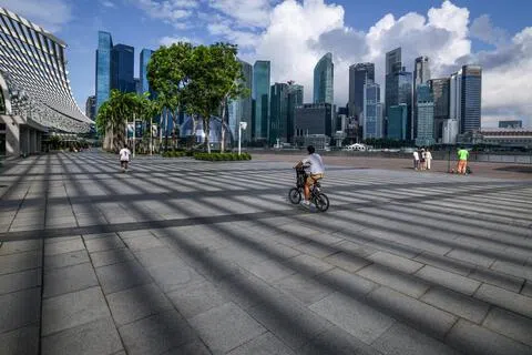 调查显示，在约3700名来自亚细安11个成员国的受访者中，55.3%最关注失业和经济衰退，接着才是气候变化和极端天气问题（53.6%）。（叶振忠摄）