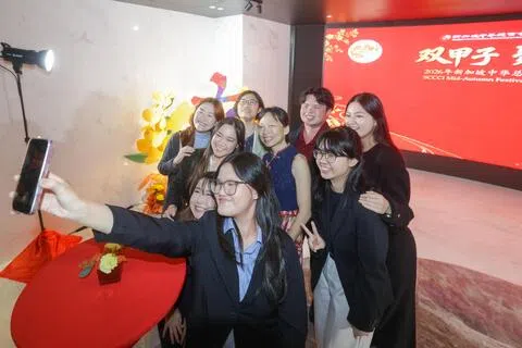 新加坡中华总商会配合120周年庆，星期五举行“双甲子聚中秋”晚宴，并颁发首届实习生奖和年度中华总商会基金奖学金。人力部代部长兼数码发展及新闻部高级政务部长刘洁敏（中）是主宾，与得奖者开心合影。（吴先邦摄）