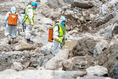 中国多家单位的疾控人员星期四（9月3日）在西藏吉隆泥石流灾害核心区现场开展全面消杀工作。泥石流灾害发生至今已超过10天，中国方面最新通报死亡人数增至31人。（新华社）
