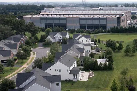 数据中心造成电费上涨和噪音问题，引发越来越多人不满。图为弗吉尼亚州斯通里奇的亚马逊网络服务（AWS）数据中心毗邻数个独栋住宅。（法新社档案照片）
