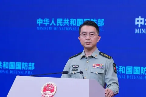 中国与菲律宾上周在南中国海仙宾礁再度撞船冲突后各执一词。中国国防部新闻发言人蒋斌星期四（9月24日）在例行记者会上，批评菲律宾公务船在仙宾礁附近海域挑衅滋事，采取类似“变道别车”的危险方式，故意冲撞中方海警船。（中国国防部官网）