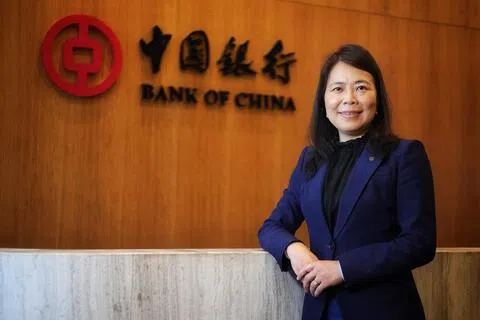 企业要更加习惯“时常下雨的气候”，银行也应该尽量在雨天继续打伞。中国银行新加坡分行行长史炜（54岁）日前在接受《联合早报》专访时分享了她的观察和见解。（郑一鸣摄）