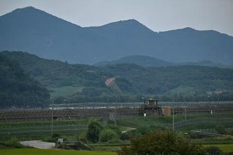 9月12日，从韩国坡州眺望，可见到位于朝韩非军事区韩方一侧的哨所。（法新社）