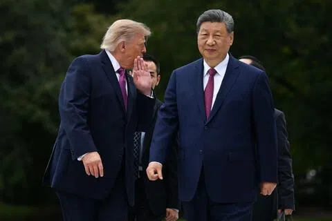 美国总统特朗普（左）与中国国家主席习近平9月24日在美国华盛顿白宫南草坪新建的直升机停机坪，参观“海军陆战队一号”总统专用直升机。（彭博社）