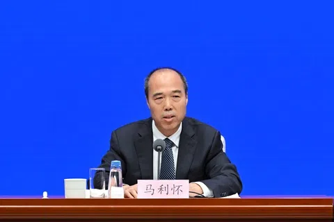 中国国务院新闻办公室星期三（9月9日）在北京举行新闻发布会。中共中央统战部副部长马利怀在会上介绍发展社会主义民主有关情况，并答记者问。（中新社）