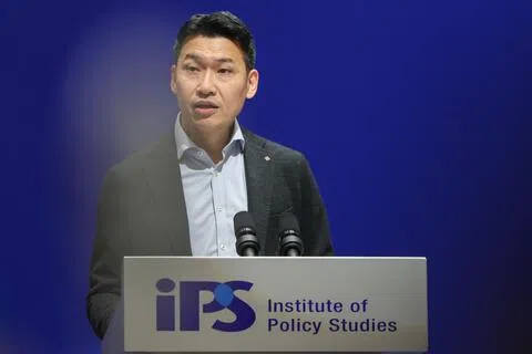 文化、社区及青年部长兼教育部第二部长梁振伟指出，下一个阶段的教育对话会将着重在体制内最助长‘军备竞赛’的环节，探讨如何给孩子更多成长的空间，尤其密切关注从小学过渡到中学的阶段。（白艳琳摄）