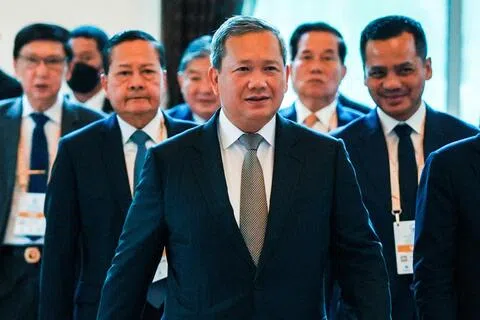 柬埔寨首相洪马内（中）星期三（9月23日）为在金边举行的打击电信诈骗国际会议主持开幕。他强调，国际社会须坚决反对相互指责、将电诈问题政治化，以及单方面采取强制措施。（路透社）