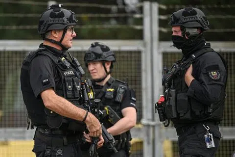 9月27日，英国反恐警察在费尔福德皇家空军基地入口处设置路障。（法新社）