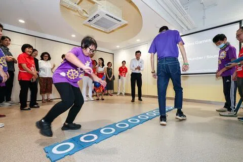 在新协立综合设施举行的触爱启能中心开幕仪式上，学员们参与“Moto Tile”互动游戏。（海峡时报）