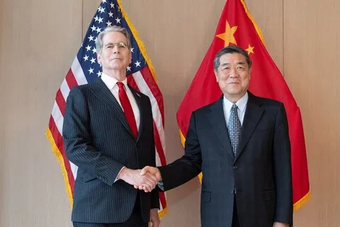当地时间9月20日上午，中美两国经贸团队在美国纽约开始举行中美经贸磋商。这是9月20日磋商前，中共中央政治局委员、国务院副总理何立峰（右）与美国财政部长贝森特握手。（新华社）