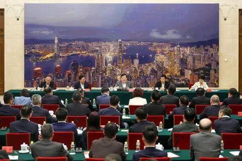 中国港澳办主任夏宝龙（面向镜头，中）7月24日在北京与参与国家事务研修考察的香港立法会议员座谈交流。（香港政府一站通网站）