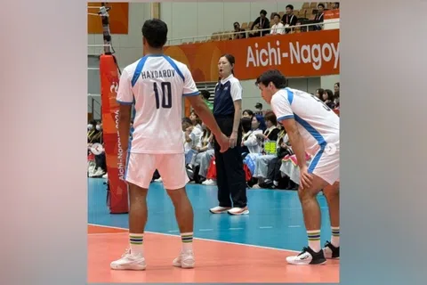 乌兹别克斯坦男子排球队在临近比赛前发现袜子不符合规定险些遭退赛，所幸“危机当前”紧急奔赴日本全家便利店扫购合格袜子穿着参赛。袜子意外与国旗同色，让眼尖的网友发现，在网上引起热议。（Instagram截图）