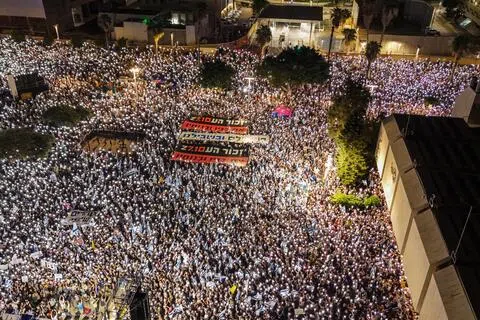 在以色列议会选举前，数千民众星期六（10月24日）走上特拉维夫街头，举行大规模反政府游行，要求内坦亚胡政府对2023年未能阻止哈马斯袭击失职负责，并成立独立国家调查委员会。（路透社）