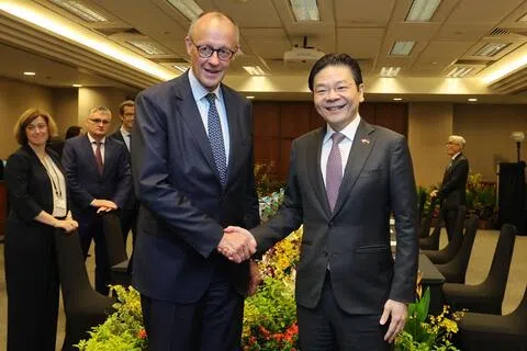 来新访问的德国总理默茨（左）与我国总理黄循财（右）都认为，在战略伙伴关系框架下，新德两国还有许多可以携手推进的工作。（唐家鸿摄）