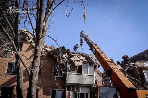 10月7日，乌克兰切尔尼戈夫州普里卢基（Pryluky）一栋住宅楼遭俄罗斯导弹袭击被毁。（法新社）