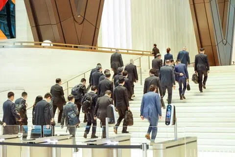 习特会之前，中国副总理何立峰、首席贸易谈判代表李成刚提前赴纽约，和美国财政部长贝森特等高官举行高级别经贸磋商。图为中国代表团抵达纽约，为会晤做准备。（法新社）