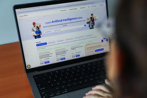 公众只要输“AI”等关键词，MySkillsFuture网站就会列出可报读的课程和细节，包括课程介绍、评分、曾有多少人上过课、开课日期，以及费用。（白艳琳摄）