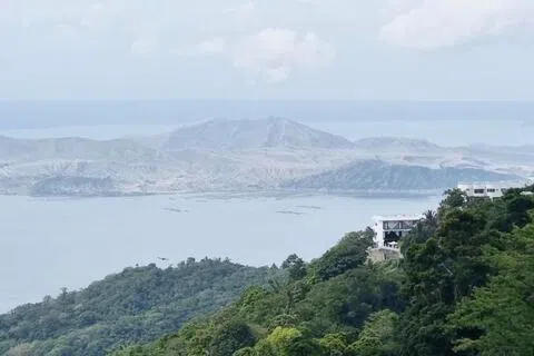 塔阿尔火山（Taal Volcano）星期四（10月8日）傍晚6时发生喷发。（海峡时报档案照片）