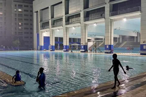 星期六西部空气质量最差，一小时PM2.5悬浮颗粒浓度持续高于其他地区。照片摄于裕廊西体育场，晚上仍有公众游泳。（邝启聪摄）