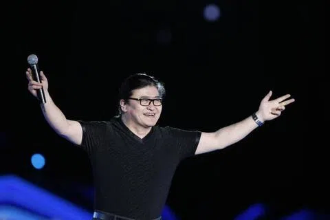 中国知名音乐人刘欢星期五（9月25日）在上海病逝。他的母校国际关系学院星期六（9月26日）发文悼念，并以一首校友创作的诗送别刘欢，其中一句写道：“歌声连着我和你，曲终人散情悠悠。”（中新社）