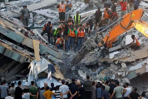 加沙城塔尔哈瓦（Tal al-Hawa）地区一栋公寓楼星期三（9月16日）发生坍塌，近100人仍受困在废墟之下，当地救援人员正全力进行搜救。（路透社）