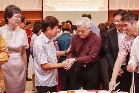 许文远卸任新报业媒体主席 陈英杰接棒兼任首席执行官