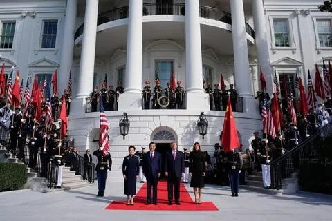 （左起）中国国家主席习近平夫人彭丽媛、习近平、美国总统特朗普和第一夫人梅拉尼娅9月24日在华盛顿白宫南门廊出席欢迎仪式。（彭博社）