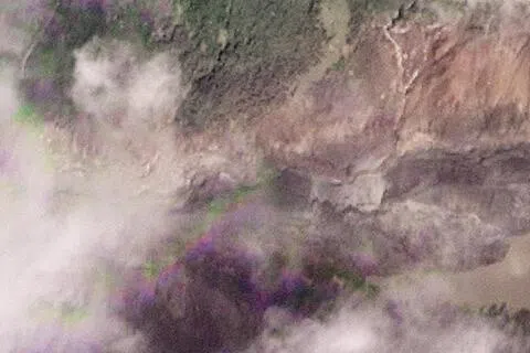 8月27日的卫星图像显示，洪水爆发后，尼泊尔和中国西藏自治区交界处形成堰塞湖。（路透社）