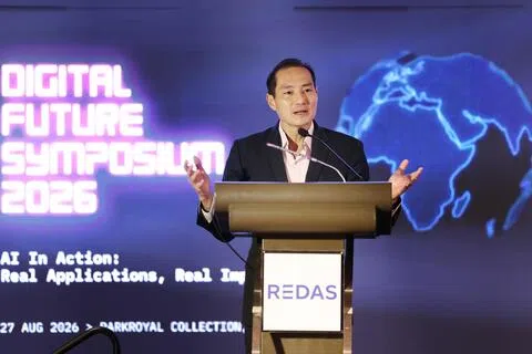 数码发展及新闻部兼保健卫生部高级政务部长陈杰豪，星期四出席新加坡产业发展商公会有关数码未来的研讨会。他致辞时指出，开发商不只是科技使用者，也是市场塑造者。（何家俊摄）