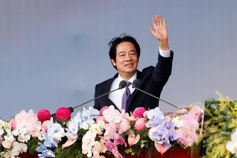 台湾总统赖清德星期六（10月10日）在总统府前举行的双十庆典上发表讲话。（路透社）