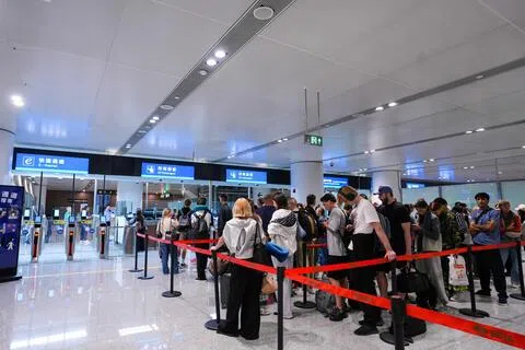 中国出入境新规星期二（9月15日）生效以来，不少民众在社媒发帖，分享他们感受到的变化。图为北京大兴机场的边检通道。（中新社）