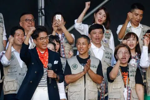 民进党台北市长参选人沈伯洋（前排左一）星期天（10月4日）在竞选总部成立大会上发表演讲。（路透社）
