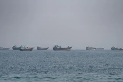 本星期一（8月24日），从阿曼穆桑代姆省辽望霍尔木兹海峡，仍有多艘商船滞留海面。美伊7月初谈判破局恢复交火后，霍尔木兹海峡船只被袭击事故再起，每日通行数量则大跌。星期一当日全天只有一艘天然气船驶入海峡，创5月7日以来最少。（路透社）