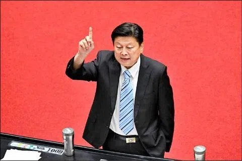 国民党立法院党团总召傅崐萁中秋节前夕称，新会期9月29日开议后，将把“还税于民、每人普发2万元”列为优先民生法案。（自由时报资料照）