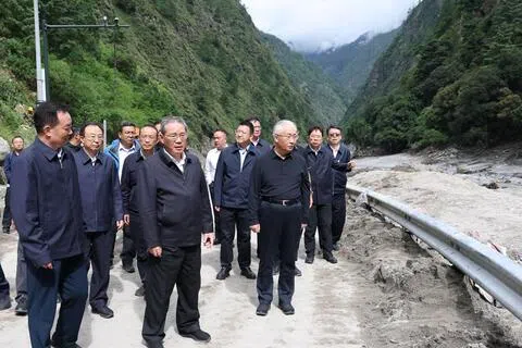 中国国务院总理李强（前排左二）星期四（8月27日）赴西藏日喀则市吉隆县，指导吉隆口岸泥石流灾害抢险救援和应急处置工作。（新华社）