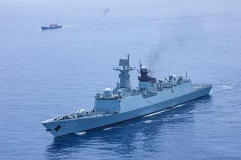 中国海军的054A型导弹护卫舰岳阳舰（舷号575），在2022年6月执行护航任务。（新华社）