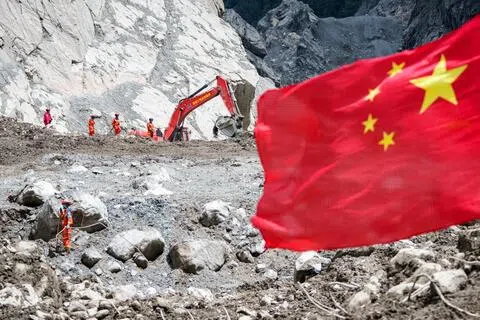 9月3日，中国西藏吉隆泥石流灾害核心区搜寻现场。（新华社）