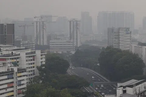 根据国家环境局网站，截至星期天（9月27日）上午9时，24小时PSI为90至130。中部、东部和西部分别为130、117和106，处于不健康水平。（邬福梁摄）