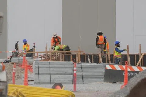 美国目前的就业市场，对蓝领劳动者明显更加有利。图为在犹他州兴建数据中心的建筑工人。（彭博社）