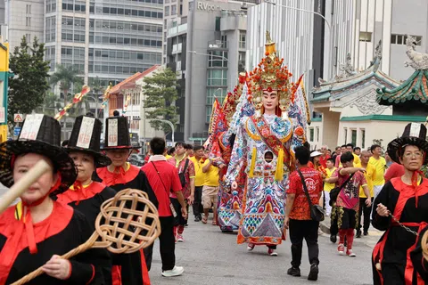 水廊头凤山寺遵循古礼，迎请60座庙宇的85尊神明参与巡安绕境活动，游行队伍数百人，锣鼓喧天，热闹非凡，吸引众多信众参与。（周国威摄）