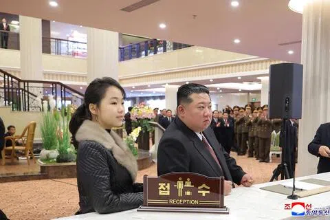 金珠爱（左）陪同父亲金正恩亮相公开场合时，曾身穿高级皮衣、毛皮外套，佩戴奢侈品牌太阳镜和名表。图为2025年12月，父女俩在位于两江道三池渊旅游区的酒店视察。（法新社）