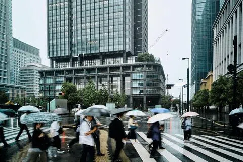 东京大学8月公布的民调显示，56.3%的日本人反对进一步接纳外国人，较2024年时的35.6%呈大幅上升趋势。图为日本东京丸之内区。（彭博社）