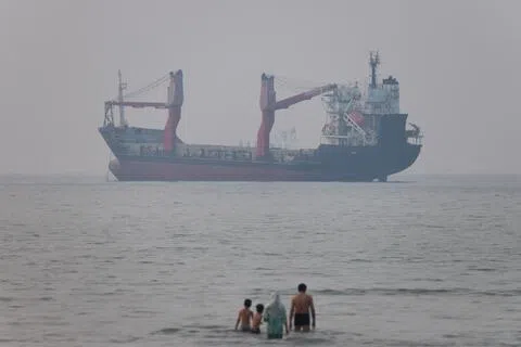伊朗阿巴斯港位于霍尔木兹海峡北岸，是伊朗最大的海港和重要海军基地。图为6月30日，一艘船在阿巴斯港岸外航行。（路透社）