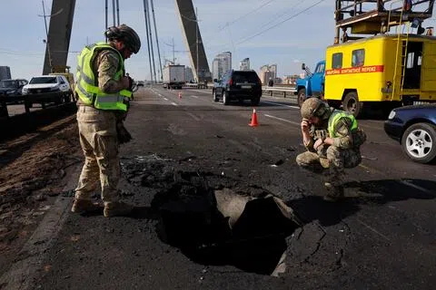 乌克兰首都基辅的“北桥”（Northern Bridge）星期天（10月4日）遭俄罗斯无人机袭击，警方到场查看受损情况。北桥是连接第聂伯河两岸的数座桥梁之一，这些桥梁近期先后遭到袭击。（法新社）