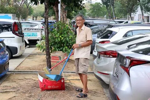 陈金和当年看到停车场满地落叶，觉得看不过眼，于是自发拿起扫把清扫，没想到一扫就过了八年多。（邝启聪摄）