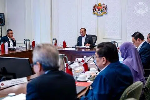 马来西亚首相安华星期二说，由于导航应用程序Waze受以色列政府法律约束，其使用可能对人民的信息安全及行踪数据构成风险，因此政府建议民众使用本土开发的应用作为替代方案。（取自安华脸书）
